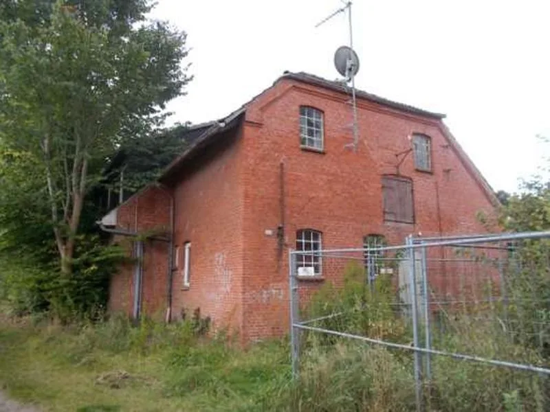 Wohnhaus und eingestürztes Nebengebäude in Hamdorf — Bild 2