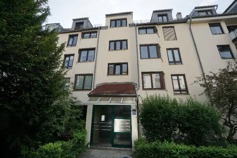 Eigentumswohnung (3 bis 4 Zimmer), Kfz-Stellplatz (Tiefgarage): in München