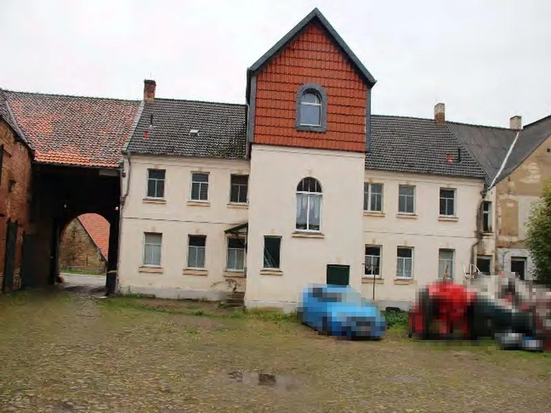 Mehrfamilienhaus mit Nebengebäuden in Ausleben OT Warsleben
