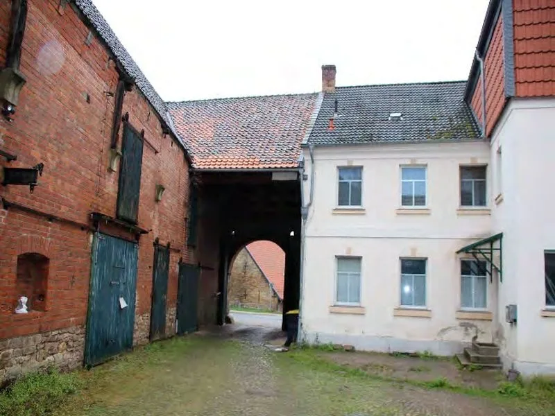 Mehrfamilienhaus mit Nebengebäuden in Ausleben OT Warsleben — Bild 2