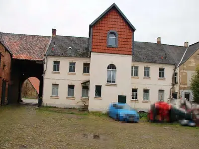 Mehrfamilienhaus mit Nebengebäuden in Ausleben OT Warsleben