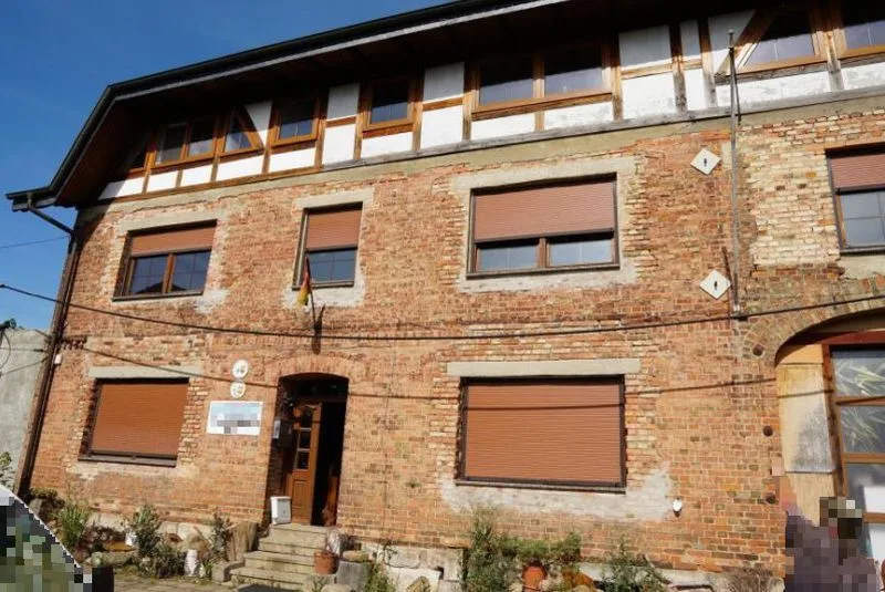 Mehrfamilienhaus mit Nebengebäuden in Oschersleben OT Hornhausen — Bild 2