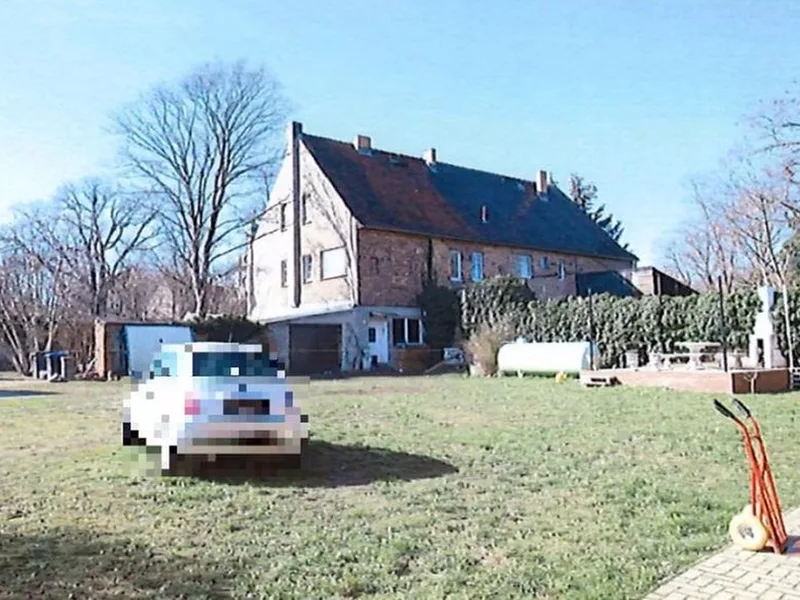 Wohngebäude mit Nebengebäude und unbebaute Grünfläche in Sallgast — Bild 2