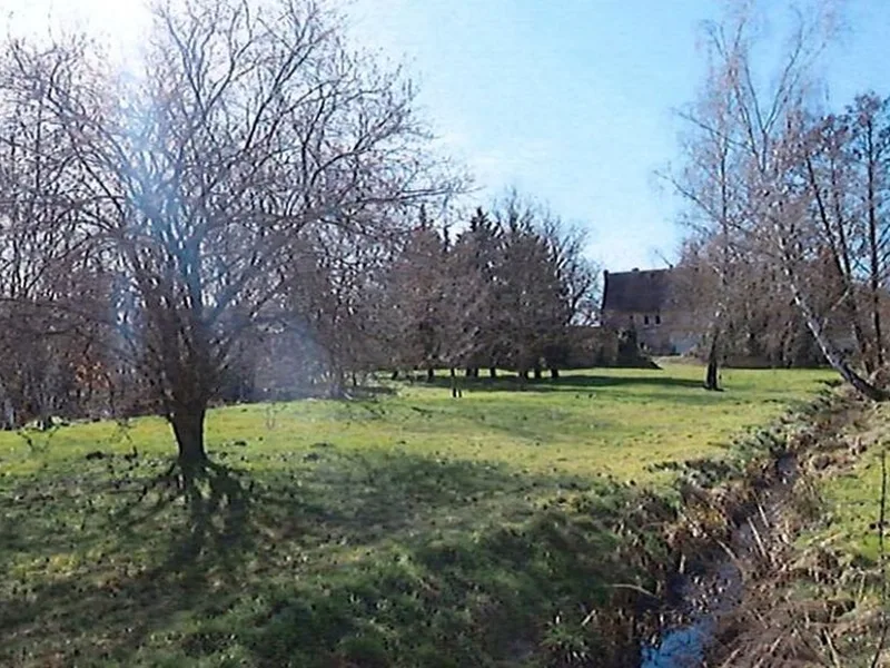 Wohngebäude mit Nebengebäude und unbebaute Grünfläche in Sallgast — Bild 3