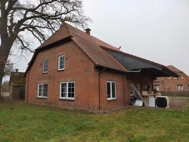 Ehemaliges Siedlungshaus mit Nebengebäuden in Woosmer — Bild 2