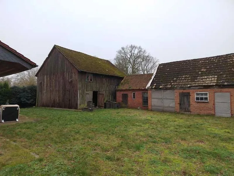 Ehemaliges Siedlungshaus mit Nebengebäuden in Woosmer — Bild 3