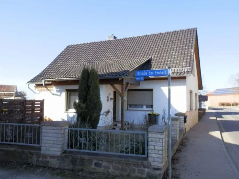Einfamilienhaus mit Garage in Ausleben