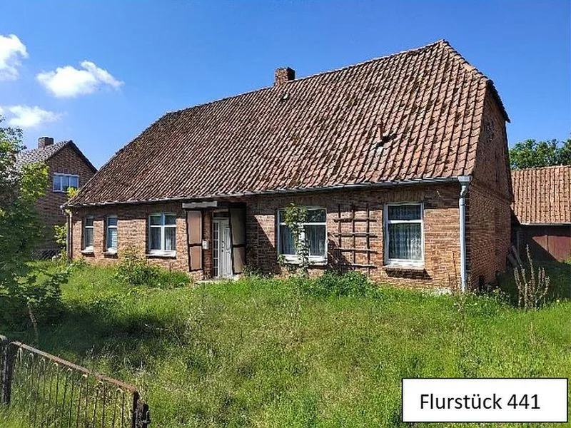 Einfamilienhaus mit 2 Nebengebäuden und Ackerland in Kuhstorf