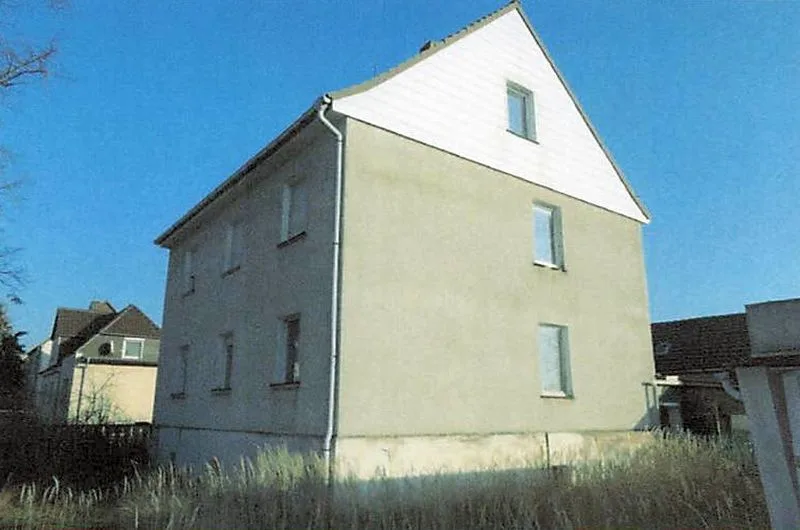 Mehrfamilienhaus mit Nebengebäuden und Doppelgarage in Uebigau — Bild 2