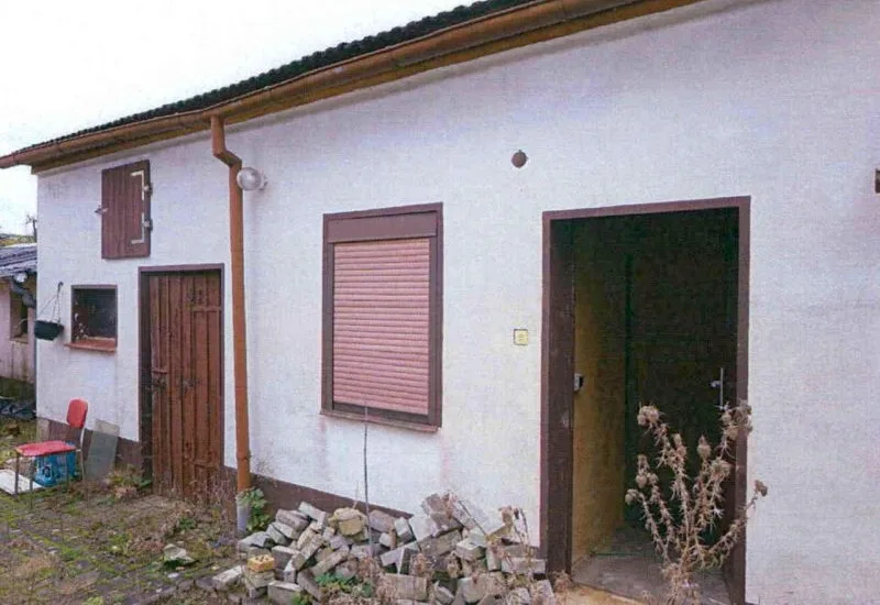 Wohnhaus mit Anbau, diversen Nebengebäuden und Schuppen in Tröbitz — Bild 3