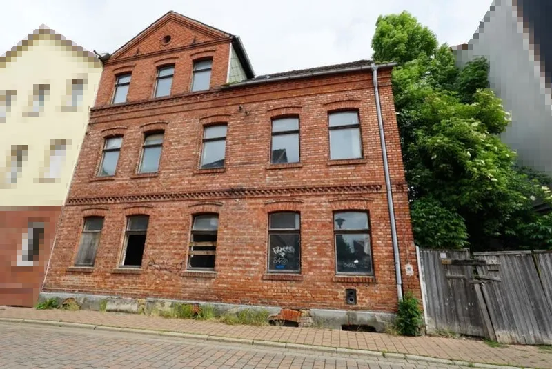 Mehrfamilienhaus (schlechter baulicher Zustand) in Oschersleben