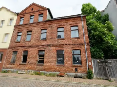 Mehrfamilienhaus (schlechter baulicher Zustand) in Oschersleben