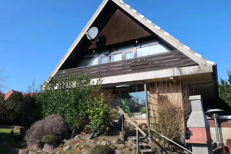 Einfamilienhaus mit Carports/Überdachungen, Holzgartenhaus u.a. in Bäk
