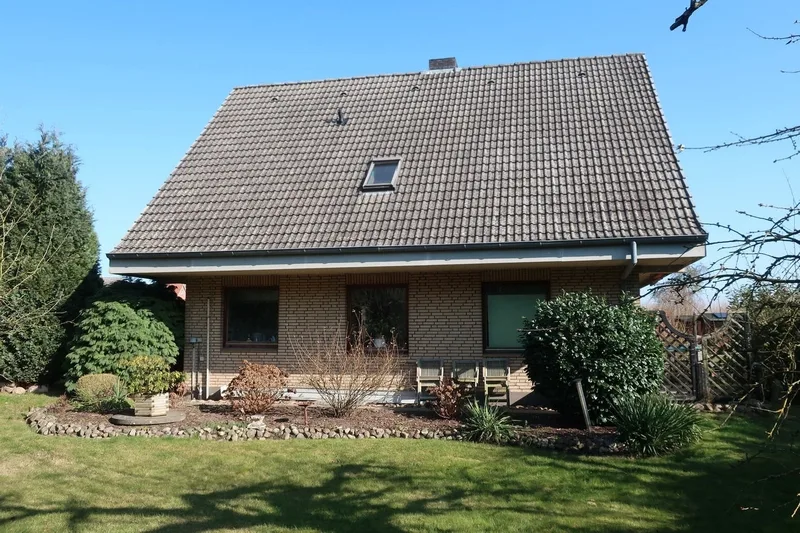 Einfamilienhaus mit Carports/Überdachungen, Holzgartenhaus u.a. in Bäk — Bild 2
