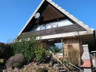 Einfamilienhaus mit Carports/Überdachungen, Holzgartenhaus u.a. in Bäk