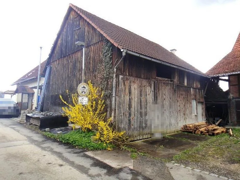 Zweifamilienhaus mit Stall-/Scheuergebäude und Landwirtschaftsfläche in Hattenhofen