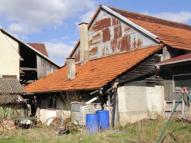 Zweifamilienhaus mit Stall-/Scheuergebäude und Landwirtschaftsfläche in Hattenhofen — Bild 2