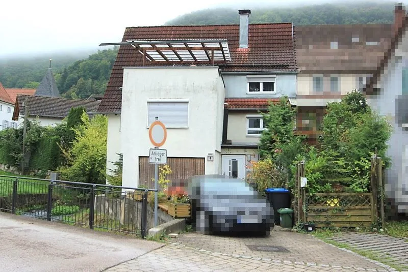 Einfamilienwohnhaus mit 2 Garagenanbauten und kleinem Garten in Mühlhausen im Täle