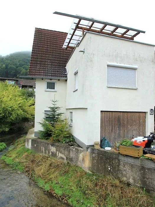 Einfamilienwohnhaus mit 2 Garagenanbauten und kleinem Garten in Mühlhausen im Täle — Bild 2