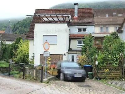 Einfamilienwohnhaus mit 2 Garagenanbauten und kleinem Garten