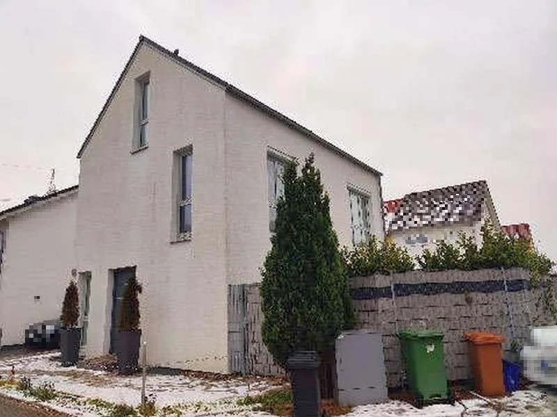 Einfamilienhaus und Miteigentumsanteil an Privatstraße in Leimen