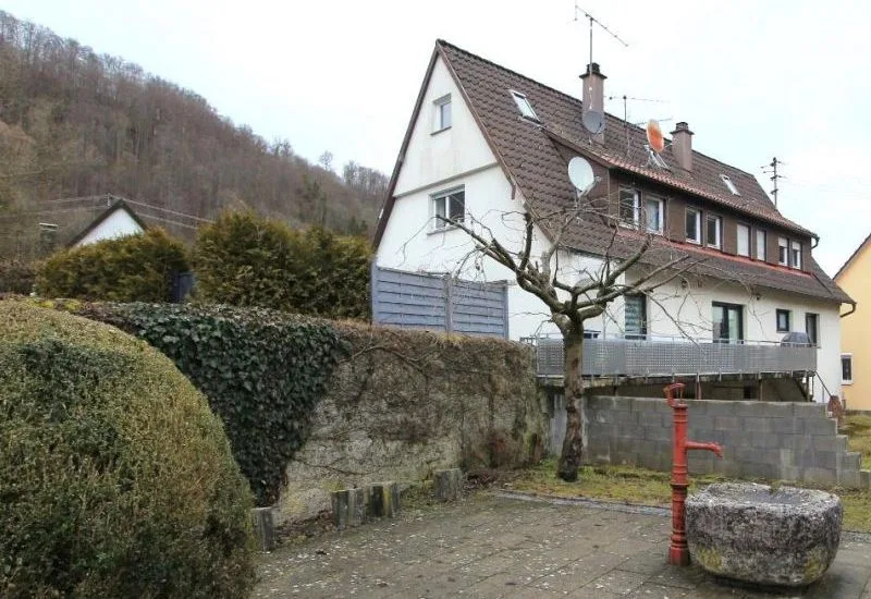 Zweifamilienhaus mit 2 integrierten Garagen in Wiesensteig — Bild 2