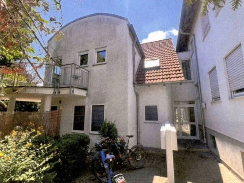 2-Zimmer-Wohnung mit 2 Stellplätzen in einem Dreifachparker in Ludwigsburg