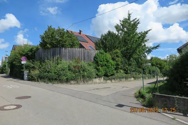 Zweifamilienhaus mit angebauter Garage, Schuppen, Carport in Bondorf