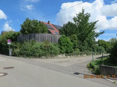 Zweifamilienhaus mit angebauter Garage, Schuppen, Carport in Bondorf