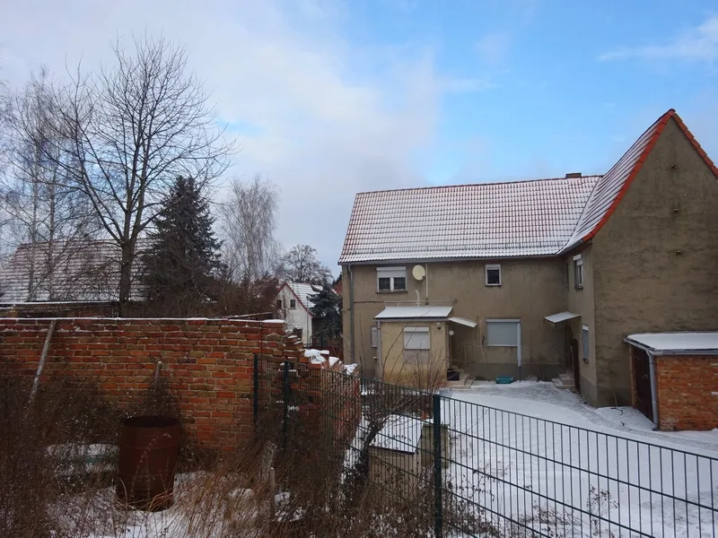 Zweifamilienhaus mit Nebengebäuden in Teuchern OT Prittitz
