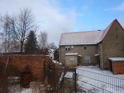 Zweifamilienhaus mit Nebengebäuden in Teuchern OT Prittitz