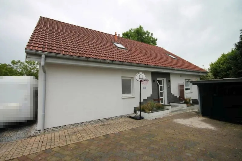Einfamilienhaus mit Einliegerwohnung und Carport in Täferrot — Bild 2