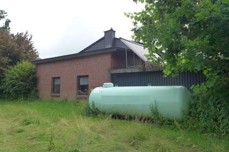 Zweifamilienhaus mit Nebengebäuden und Garten-/Grünland in Brokstedt — Bild 2