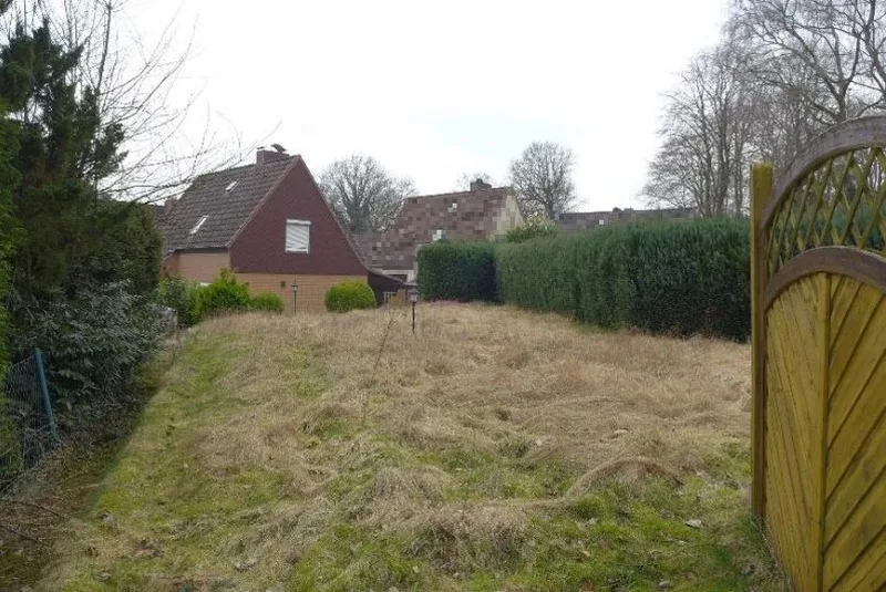 Einfamilienhaus mit Garage und Nebengebäuden in Itzehoe