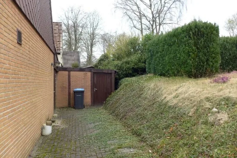 Einfamilienhaus mit Garage und Nebengebäuden in Itzehoe — Bild 2
