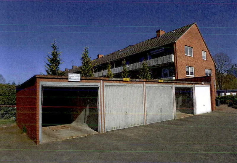 Mehrfamilienhaus mit Flachdachanbau und Garagen in Itzehoe — Bild 2