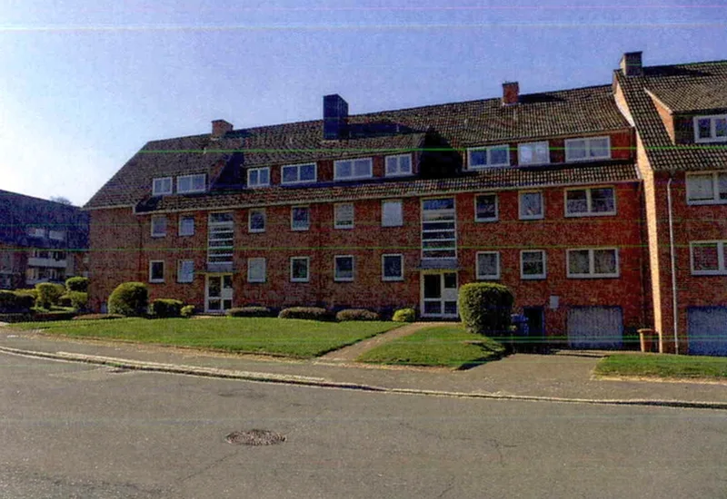 Mehrfamilienhaus mit Flachdachanbau und Garagen in Itzehoe