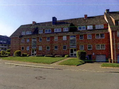 Mehrfamilienhaus mit Flachdachanbau und Garagen in Itzehoe