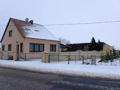 Einfamilienhaus mit Nebengebäuden in Beelitz