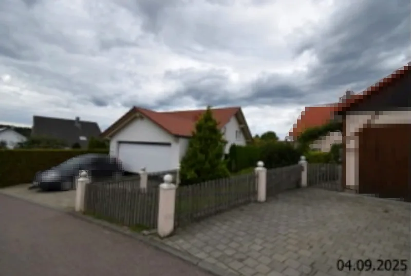 Wohnhaus mit Doppelgarage in Essingen