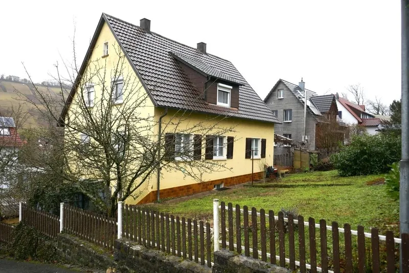 Einfamilienwohnhaus mit Garage, Nebengebäude und Landwirtschaftsfläche in Ingelfingen — Bild 2
