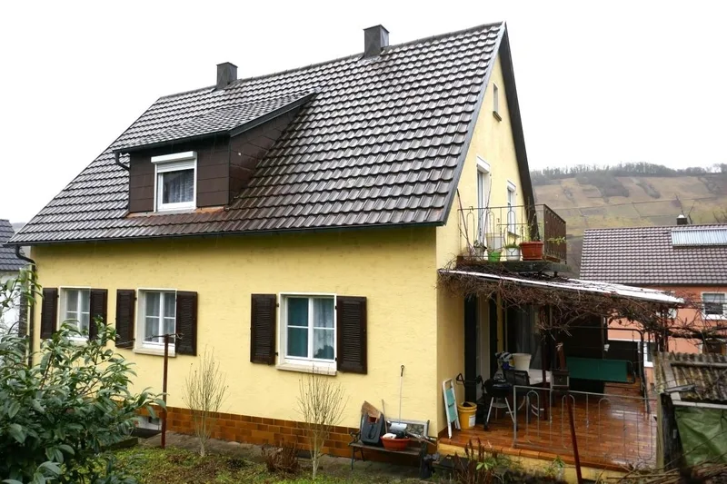 Einfamilienwohnhaus mit Garage, Nebengebäude und Landwirtschaftsfläche in Ingelfingen — Bild 3