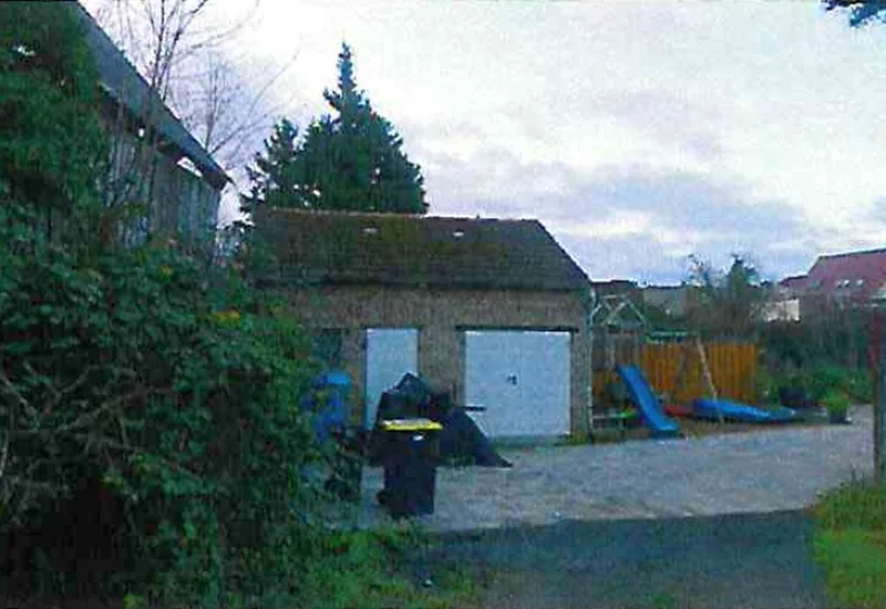 Zwei Einfamilienhäuser und Nebengebäude in Beelitz — Bild 2