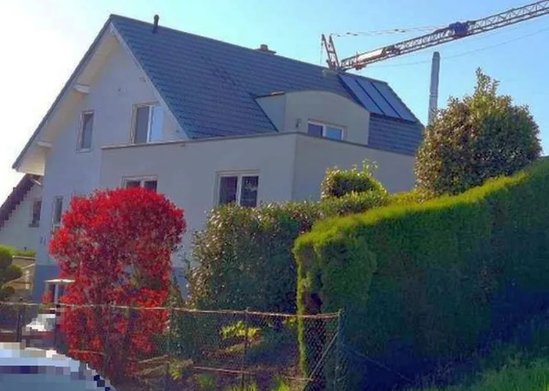 Einfamilienwohnhaus mit 2 Garagen in Sinsheim
