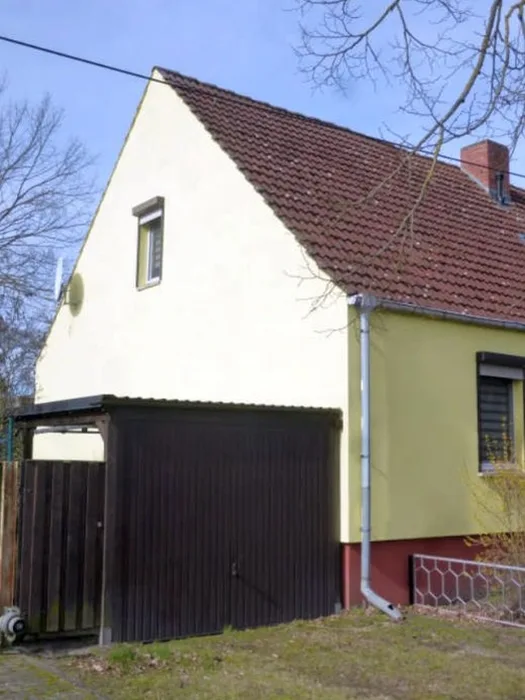 Einfamilienwohnhaus mit Nebengebäude und Carport in Havelaue OT Strodehne