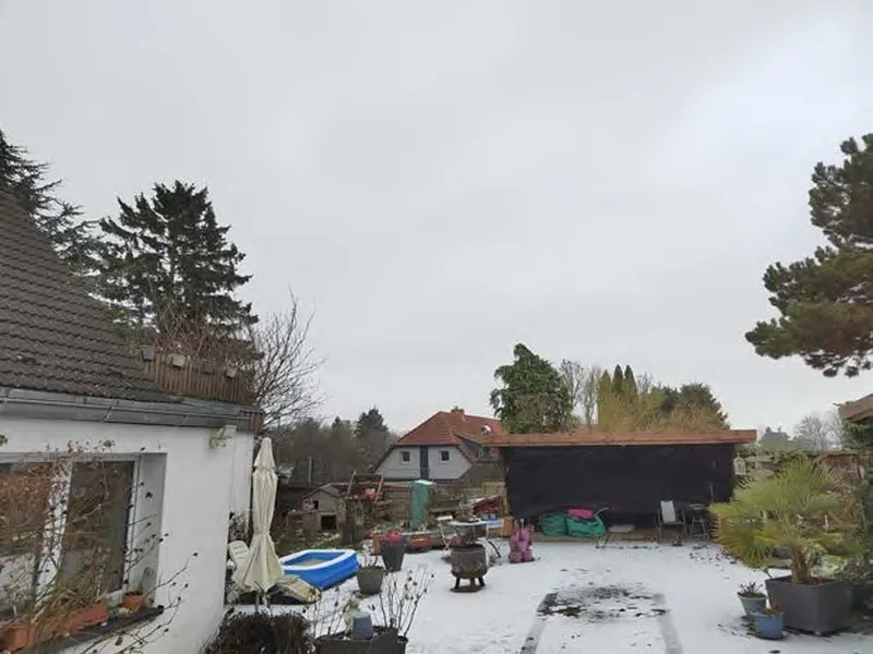 Doppelhaushälfte mit Carport und Nebengebäude in Dorf Mecklenburg — Bild 3