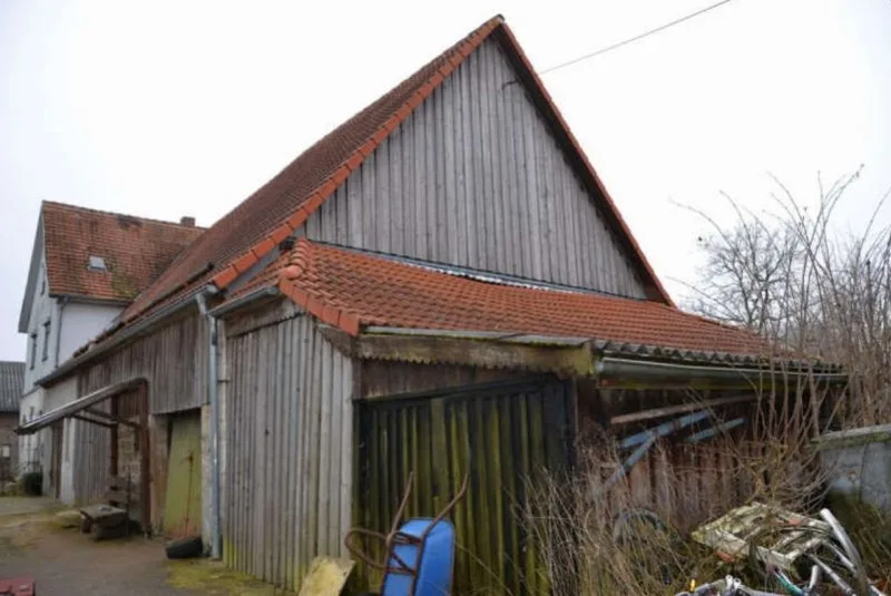 Abbruchreife Gebäude, Waldfläche und unbebautes Grundstück in Kreßberg
