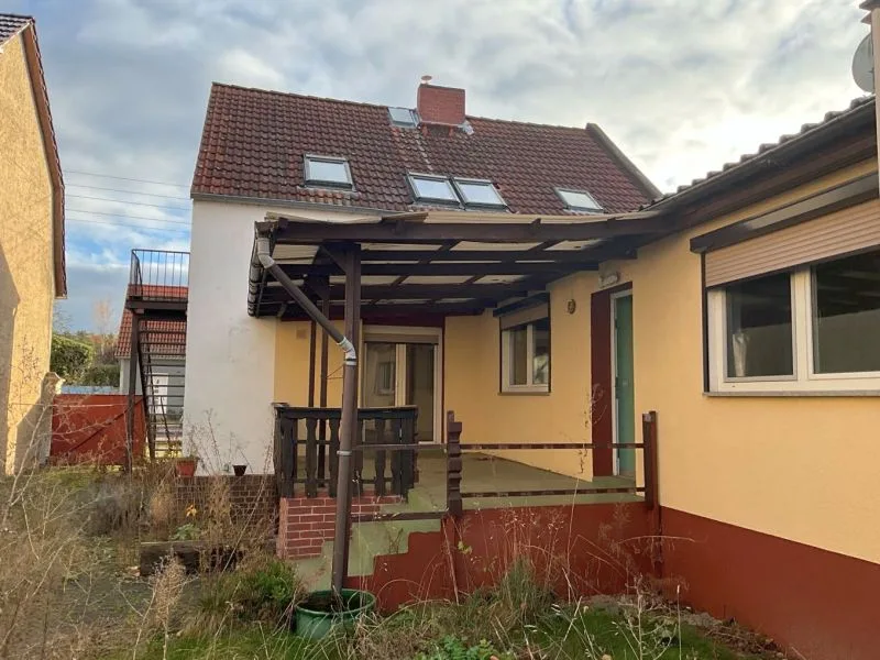 Ein-/Zweifamilienhaus mit Nebengebäuden in Güsen — Bild 2