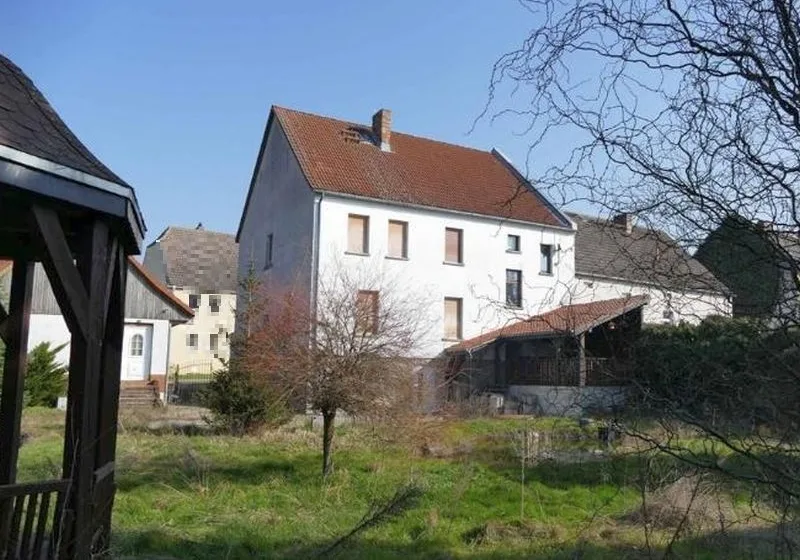 Zweifamilienhaus mit Nebengebäuden in Gommern OT Ladeburg — Bild 2