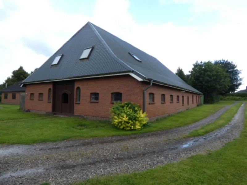 Resthof mit 3 Wohneinheiten, Lagerfläche und Nebengelassen in Hollingstedt
